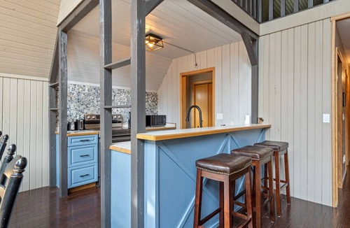 East Kootenay Cabin | The Legacy Cabin | Hot Tub | Huge Fenced Yard