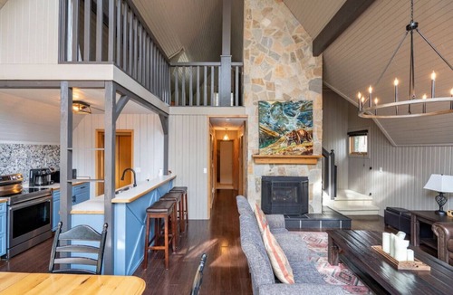 East Kootenay Cabin | The Legacy Cabin | Hot Tub | Huge Fenced Yard