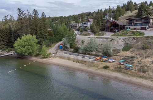 East Kootenay Cabin | The Legacy Cabin | Hot Tub | Huge Fenced Yard