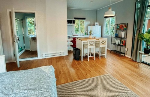 Sliammon Cottage | The Little Beach Side CottageA24