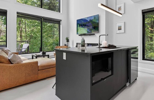 Pont-Rouge House | The LoftWood in Portneuf - Private SPA Pool Trails