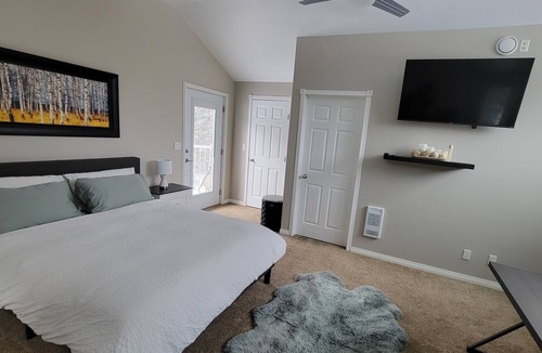 Whitehorse Cabin | The Meadow Cabin. Enjoy the Northern Lights from your bed or balcany.