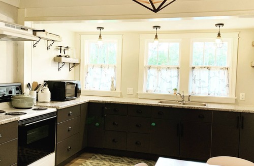 Shelburne Cottage | THE MINT ROSE COTTAGE