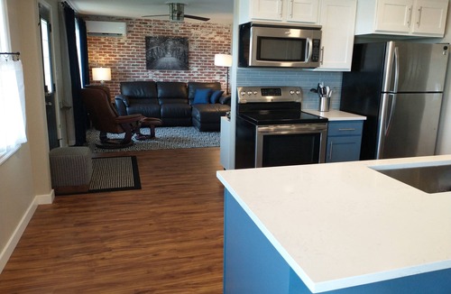 Northtown House | The Overlook Nook l Great View l King Bed l Fenced Yard