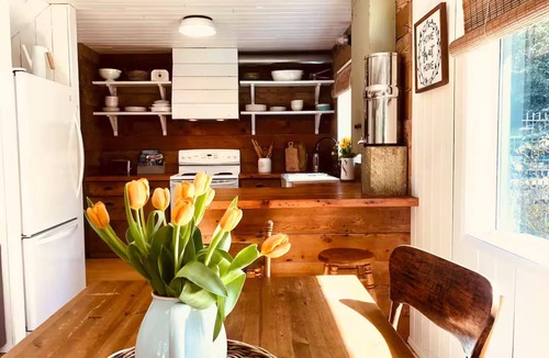 Salt Spring Island House | The Perfectly Peaceful Wildflower house