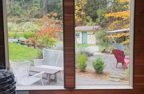 Salt Spring Island House | The Perfectly Peaceful Wildflower house