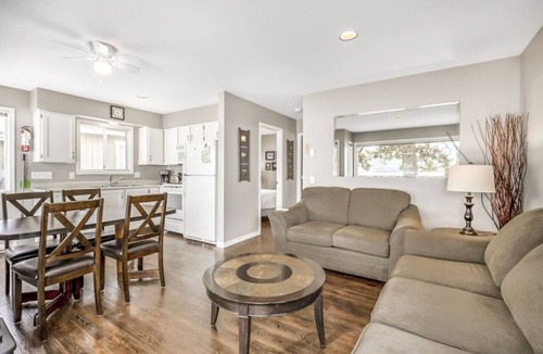 Central Okanagan Apartment | The Perfect Getaway Cabin in the Okanagan #6