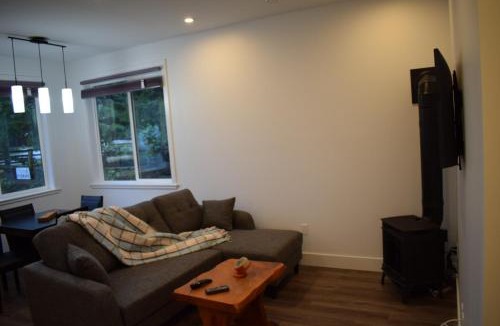 Regional District of Nanaimo Apartment | The Purple Door Carriage House