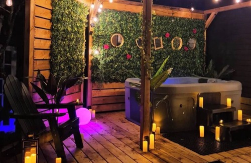 Goshen Cabin | The Rabbit Hole | Luxury Tiny Home | Hot Tub & Barrel Sauna | Adults Only