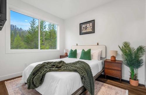 Alberta House | The Ravenswood Mountain Escape in Crowsnest Pass