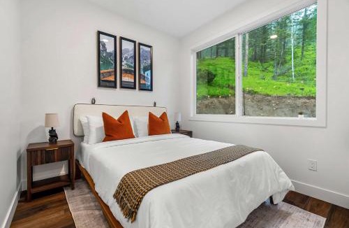 Alberta House | The Ravenswood Mountain Escape in Crowsnest Pass