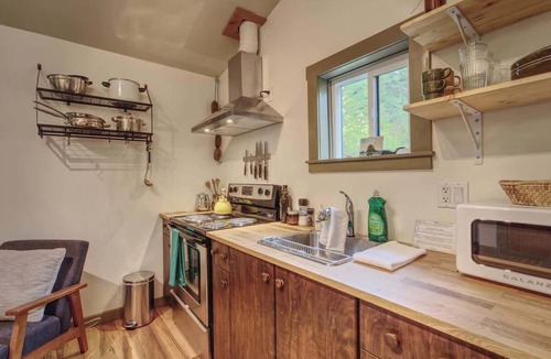 Port Renfrew Cabin | The Rocky Knoll - Garden View - Pet Friendly