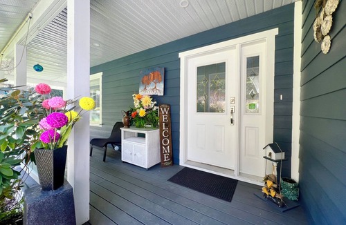 North Cowichan House | The Sanctuary with hot tub and pool!