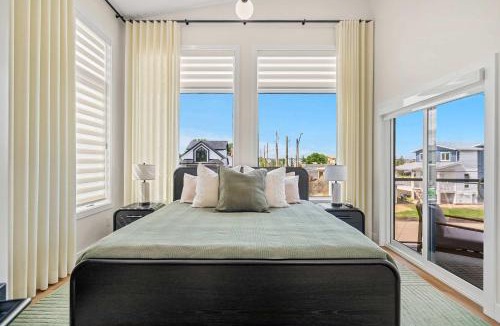 Sylvan Lake House | The Shoreline a Luxury Escape with Rooftop & Hot Tub