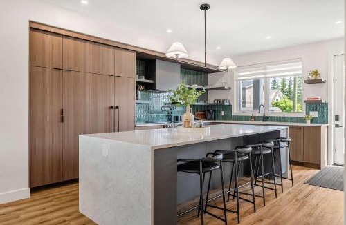 Sylvan Lake House | The Shoreline a Luxury Escape with Rooftop & Hot Tub