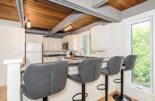Beaupre House | The Sky House | Nested in Trees | Indoor & outdoor Pool | AC | BBQ | Sauna | Gym