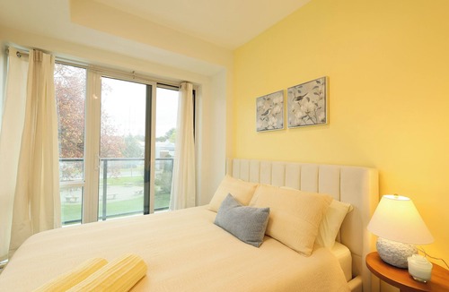 Toronto House | The Soft Yellow Stay | 20 Mins to Downtown Toronto
