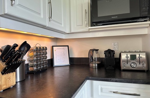 Winfield House | The Sunrise Suite: Bright | Modern | Beautiful (Fully Registered w/Regulations)