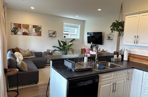 Winfield House | The Sunrise Suite: Bright | Modern | Beautiful (Fully Registered w/Regulations)