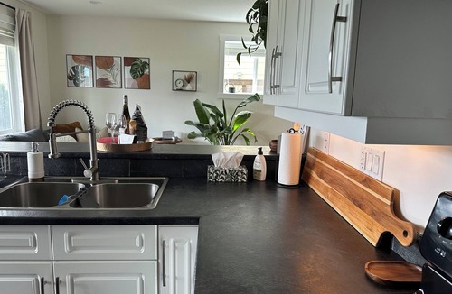 Winfield House | The Sunrise Suite: Bright | Modern | Beautiful (Fully Registered w/Regulations)