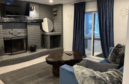 Collingwood Ski Chalet | The Sweet Spot -HOT TUB /SAUNA & GAMES ROOM!