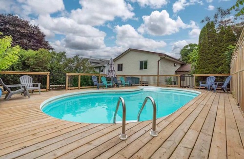 Wellington House | The Townie, a 5BR Family & Group Poolside Retreat