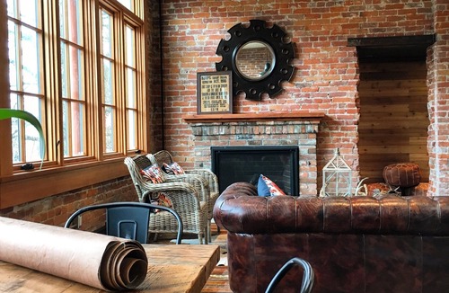 Nelson Apartment | The Tremont Loft- Historic Downtown Luxury