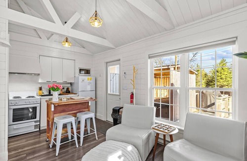 Terra Nova House | The Vaulted Suite Hot Tub, BBQ + Deck, Parking