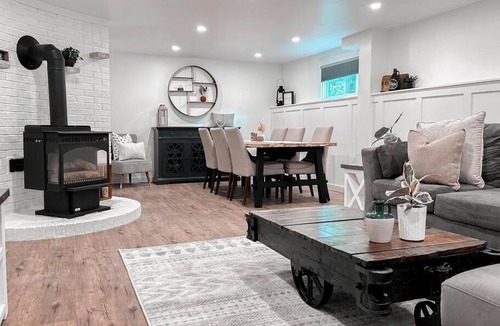 Salem Apartment | The Victoria Suite in Elora- King Bed