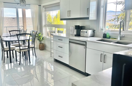 Shannon Lake House | The view you book it for! Okanagan Lake House