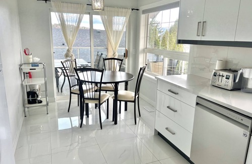 Shannon Lake House | The view you book it for! Okanagan Lake House