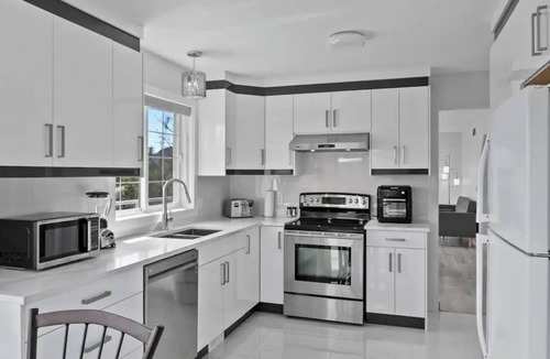 Shannon Lake House | The view you book it for! Okanagan Lake House