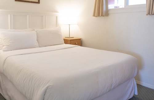 Okanagan-Similkameen Hotel | The Village Motel