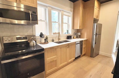 Kitchener House | The Walnut on Victoria Park | 2 Bedroom 1 Bath 3 Beds| Main Floor w Basement