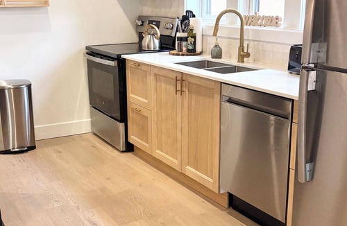 Kitchener House | The Walnut on Victoria Park | 2 Bedroom 1 Bath 3 Beds| Main Floor w Basement