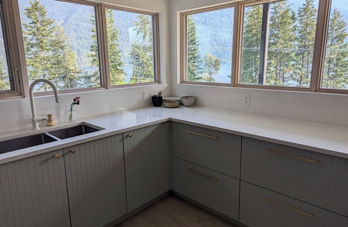 Nelson House | The White House - Lakeview, family friendly, A/C- Nelson BC