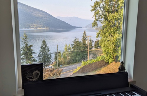 Nelson House | The White House - Lakeview, family friendly, A/C- Nelson BC