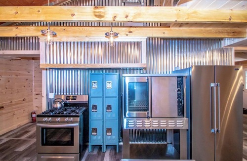 North Conway House | The Winsor Lodge | Saco River Group Retreat with Bar, Arcade, Hot Tub & Sauna