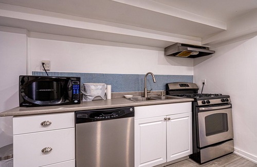 The Beaches House | The Woodbine Beach House ✔450 yds from Woodbine & Kew Beach✔1 BDR Condo✔Sleeps 4
