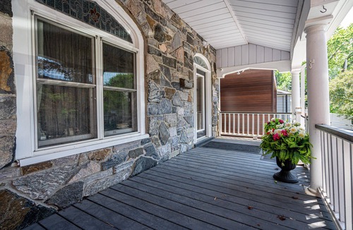 The Beaches House | The Woodbine Beach House ✔450 yds from Woodbine & Kew Beach✔1 BDR Condo✔Sleeps 4