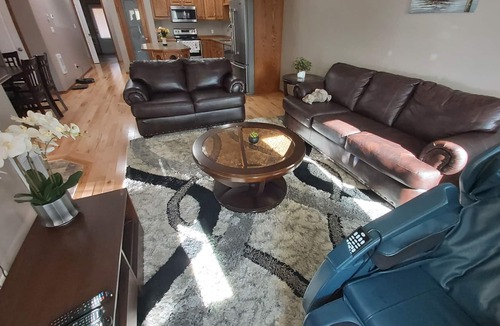 Whitehorse House | The Yukon Place 3beds 3 baths sleeps 9. Ten minutes to downtown