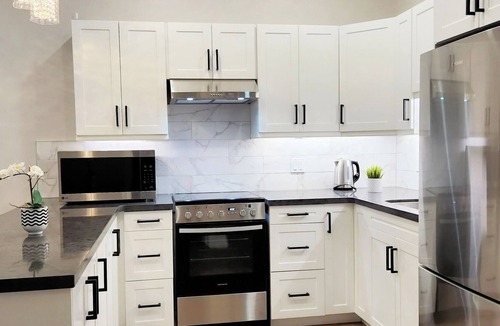 Downtown Apartment | The Zen Escape Modern Queen-Bed Full Apartment