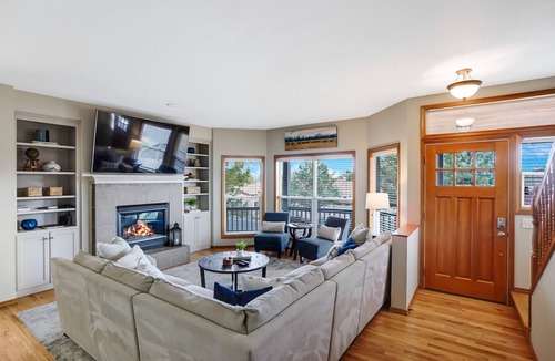 Redmond House | TheNest @Eagle Crest! Your gateway stop to R&R: Private Hot tub, deck & patios