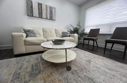 Streetsville House | Three Bedroom Spacious Bangalow with Free Parking, closer to commercial area and highways