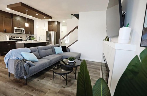 Southwest Edmonton House | Three King Beds Central AC Fireplace Park Disney