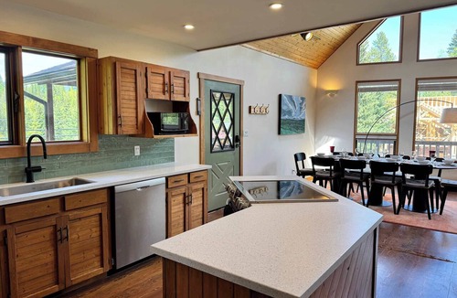 East Kootenay House | Timberline Chalet, Hot Tub, Bike Friendly