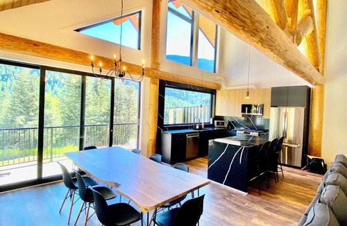 Hemlock Valley Cabin | Timberwolf B Cabin at Sasquatch Mountain *HOT TUB* GAMES ROOM*
