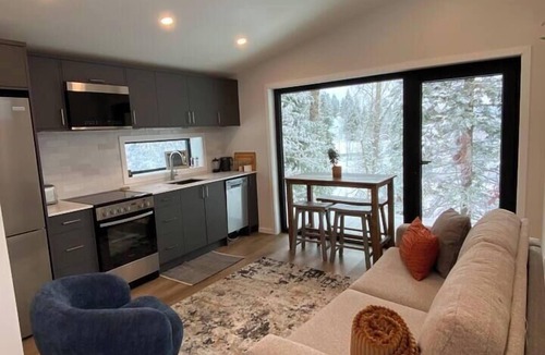 Rossland Cabin | Tinwood Cabins The Descent, Cozy 3 min to Rossland