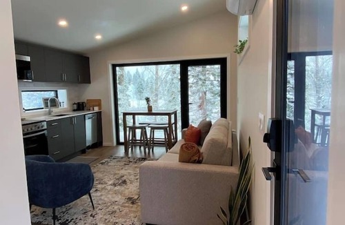 Rossland Cabin | Tinwood Cabins The Descent, Cozy 3 min to Rossland