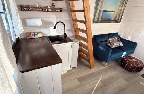 Roberts Creek Cabin | Tiny Home Glamping with Wood Burning Fireplace and Sauna in Roberts Creek
